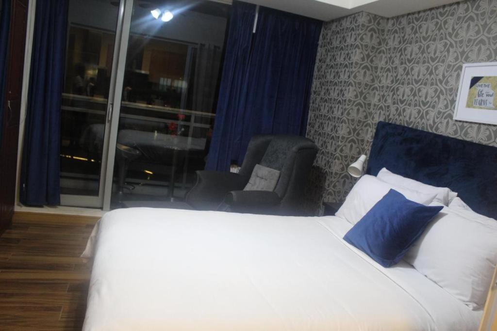 Azure C2 Balcony Wifi Near Mall Airport Multiple Units Paranaque City Ngoại thất bức ảnh